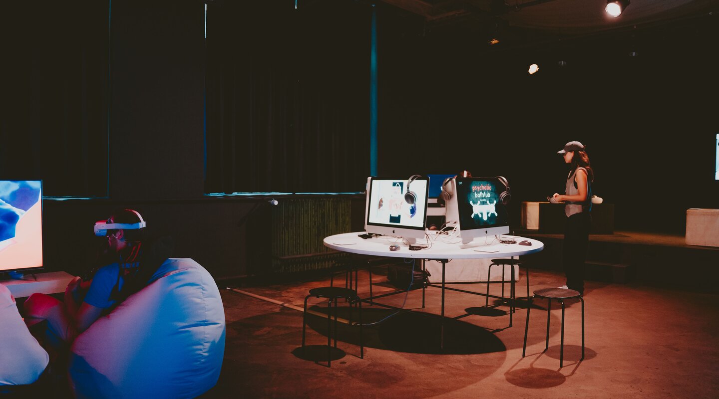 Dunkler Raum, Bildschirme, die zur Immersion einladen, Menschen mit VR-Brillen | © ©Jessica Christ