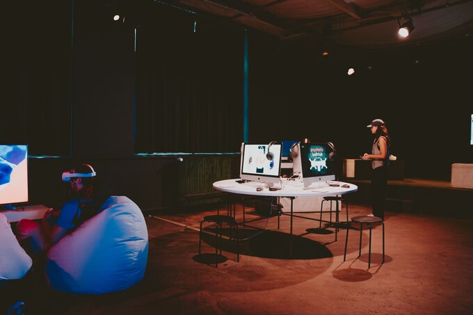 Dunkler Raum, Bildschirme, die zur Immersion einladen, Menschen mit VR-Brillen | © ©Jessica Christ